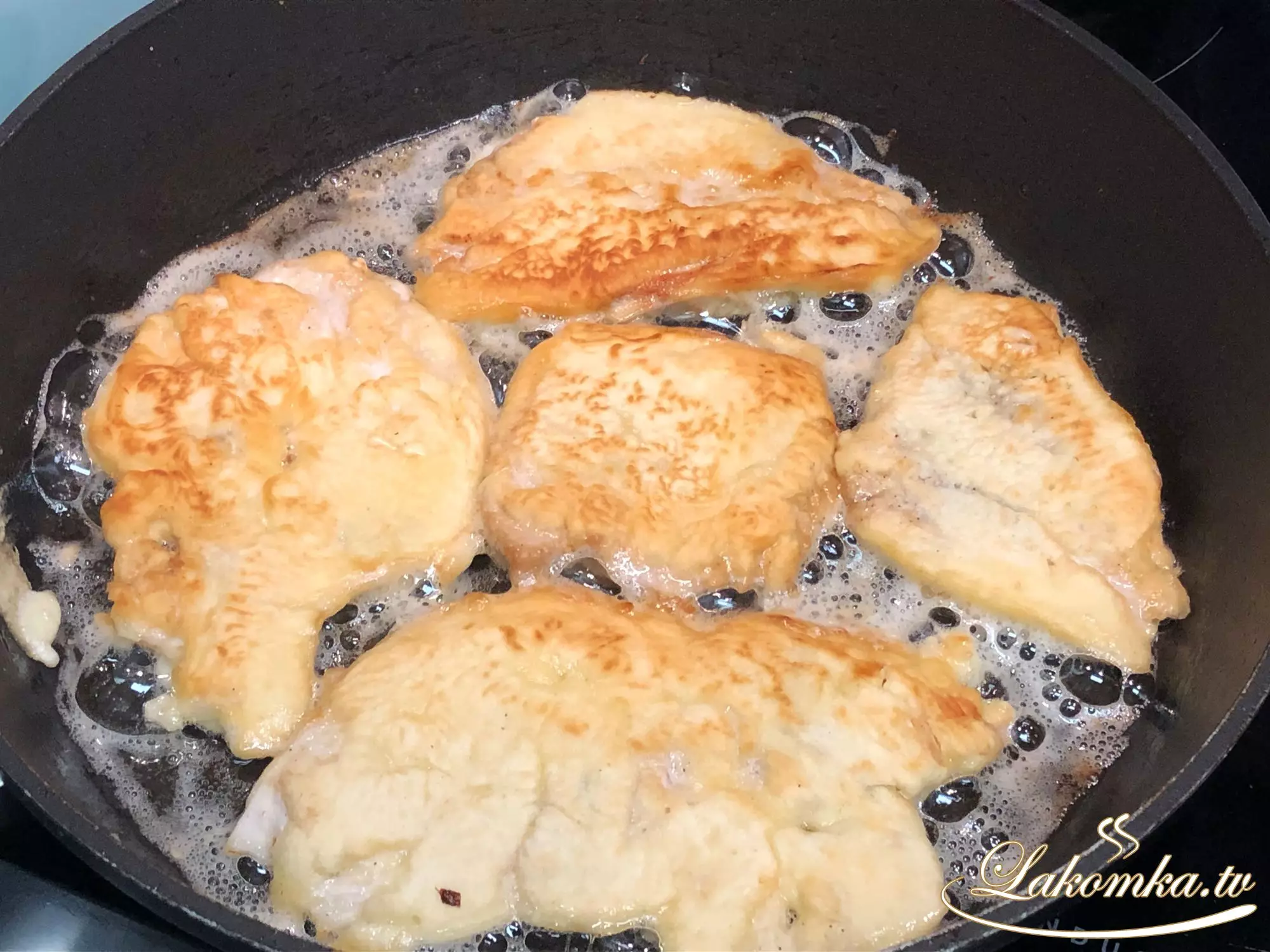 Рецепт отбивных из курицы на сковороде. Отбивная из куриной грудки на сковороде. Куриная грудка в кляре на сковороде. Куриные отбивные на сковороде из грудки. Куриные отбивные в кляре на сковороде из грудки.