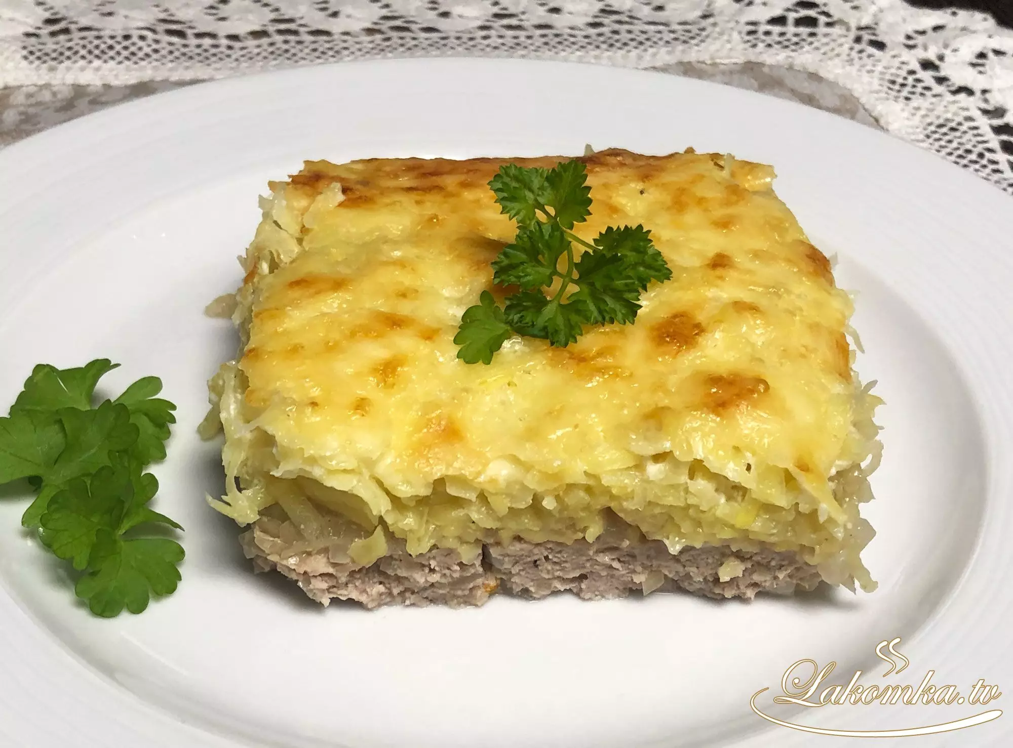 Картофельная запеканка в духовке с куриным фаршем. Мядзведзь белорусская картофельная запеканка. Запеканка картофельная с колбасой. Картофельная запеканка с фаршем. Картофельная запеканка с рыбой.